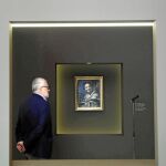 El director del Museo del Prado, Miguel Falomir, ayer, frente a «Retrato de una niña», de Simon Vouet, obra que el centro quiere adquirir con la participación de los ciudadanos