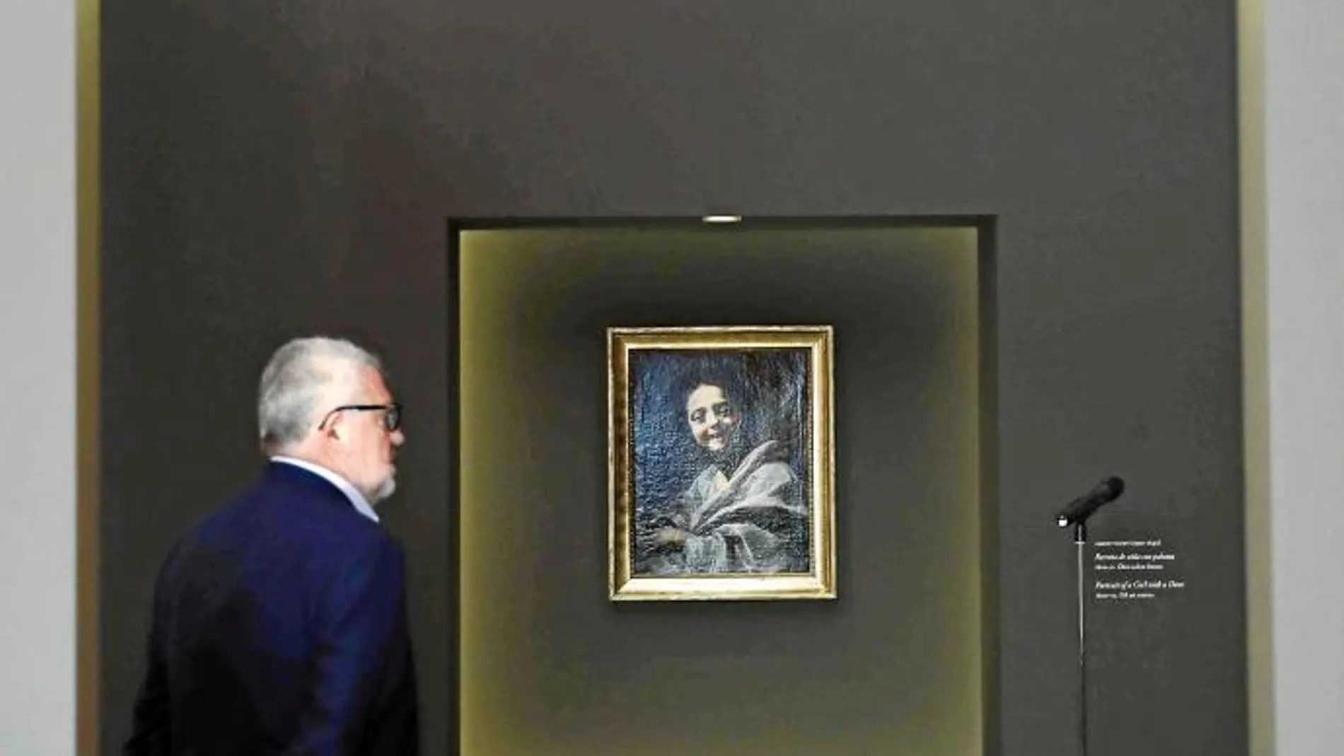 El director del Museo del Prado, Miguel Falomir, ayer, frente a «Retrato de una niña», de Simon Vouet, obra que el centro quiere adquirir con la participación de los ciudadanos