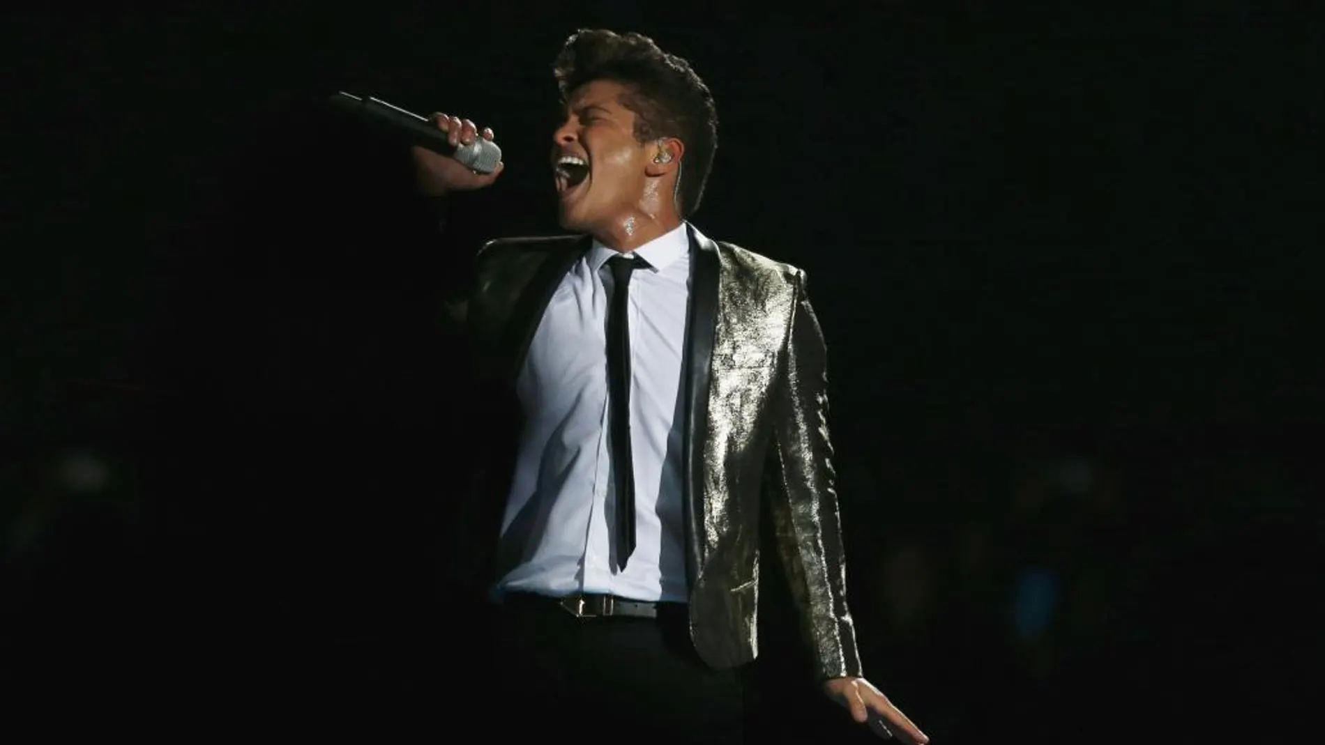 Bruno Mars en su actuación de la Super Bowl