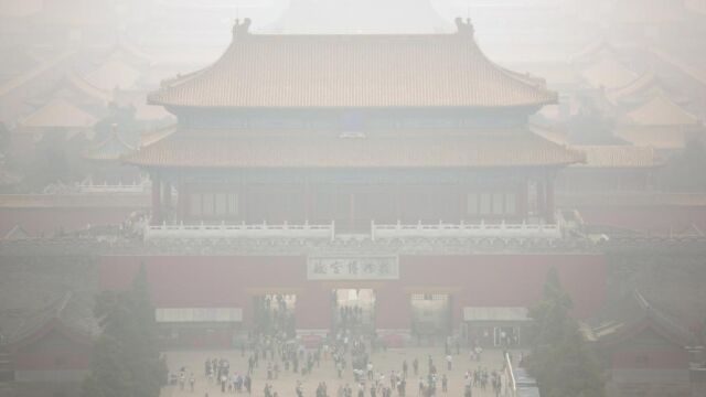 La Ciudad Prohibida de Pekín, apenas visible por la contaminación