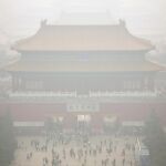 La Ciudad Prohibida de Pekín, apenas visible por la contaminación