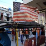Una bandera estadounidense ondea en un bicitaxi en La Habana (Cuba)