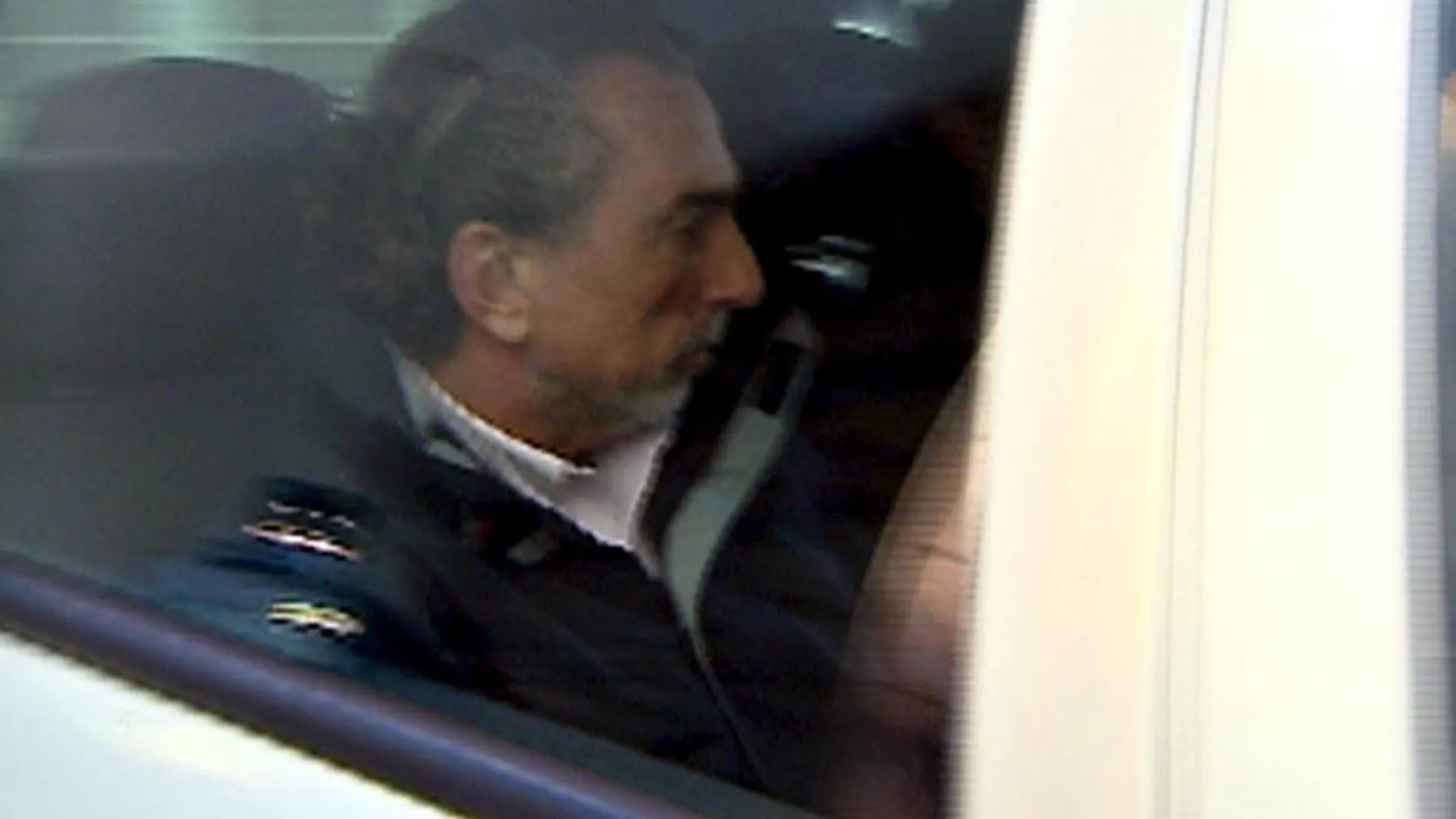 Imagen captada de Efe TV del presunto cabecilla de la trama "Gürtel", Francisco Correa, en uno de sus traslados
