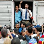 El presidente encargado de Venezuela, Juan Guaidó, se dirige a sus seguidores en Caracas