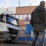 El denunciante, ante la sede de la empresa pública de recogida de basuras de Alcorcón
