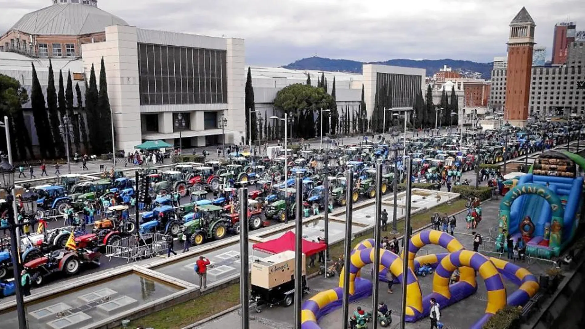 Más de 500 tractores circularon por la avenida Maria Cristina