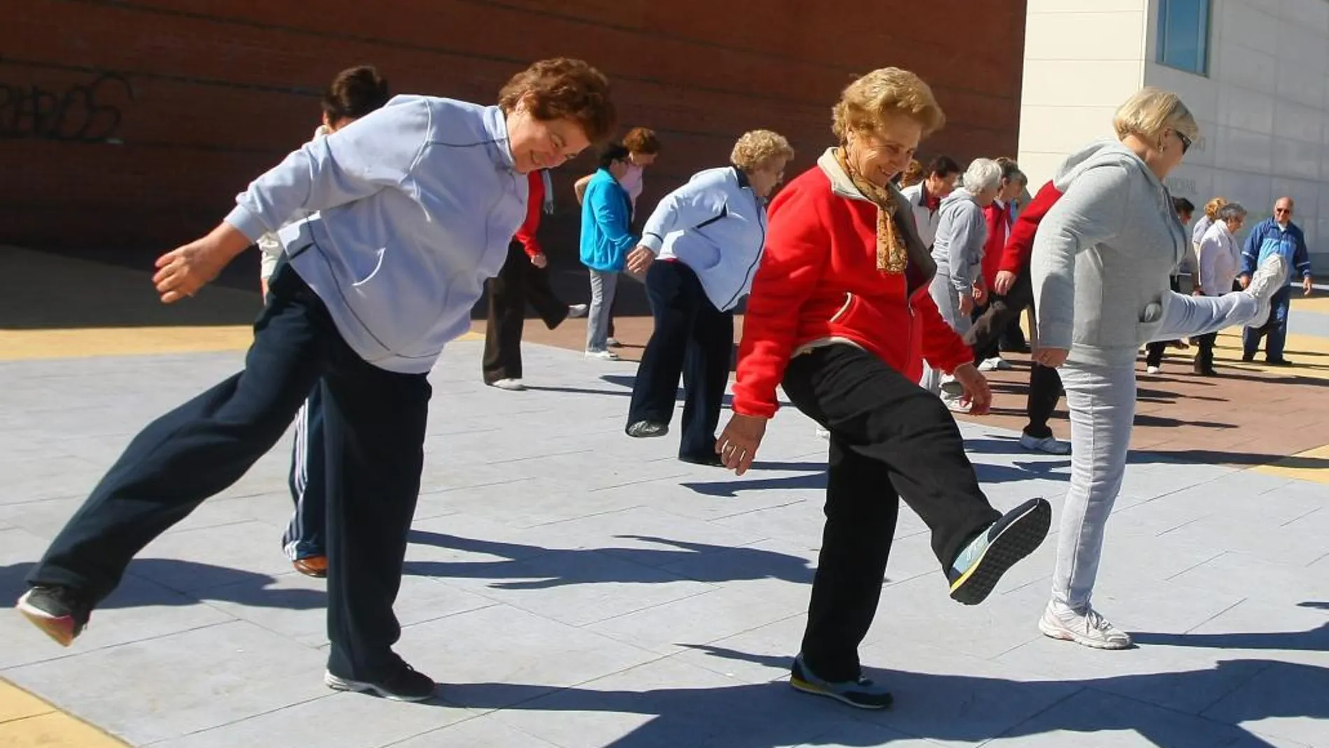 Un grupo de personas mayores realiza ejercicio al aire libre en Ponferrada (León)