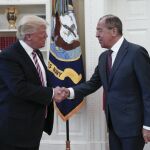 Fotografía facilitada por el Ministerio de Exteriores de Rusia que muestra al presidente de EE.UU., Donald Trump (i), estrechando la mano del ministro ruso de Exteriores, Serguéi Lavrov.