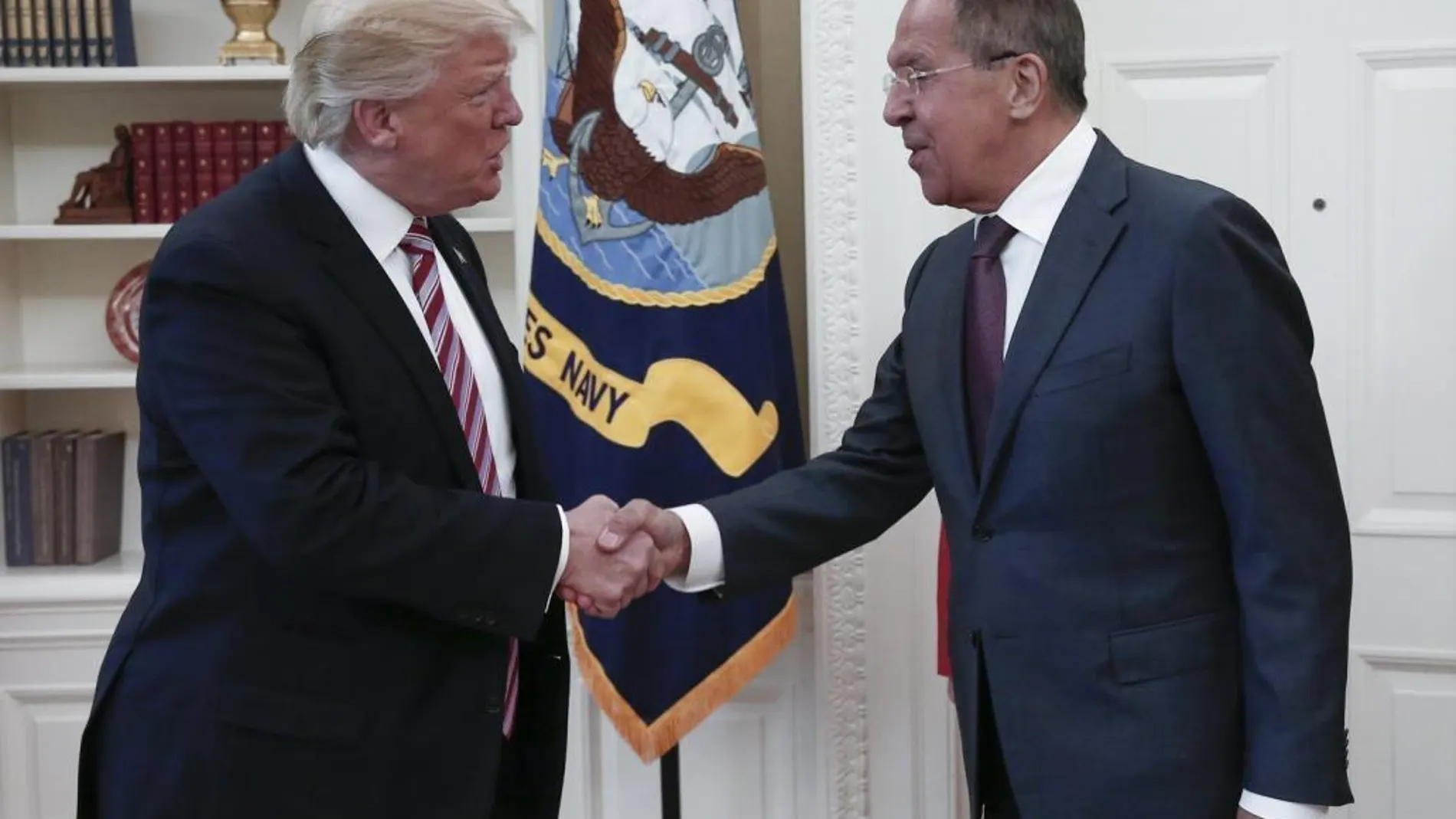 Fotografía facilitada por el Ministerio de Exteriores de Rusia que muestra al presidente de EE.UU., Donald Trump (i), estrechando la mano del ministro ruso de Exteriores, Serguéi Lavrov.