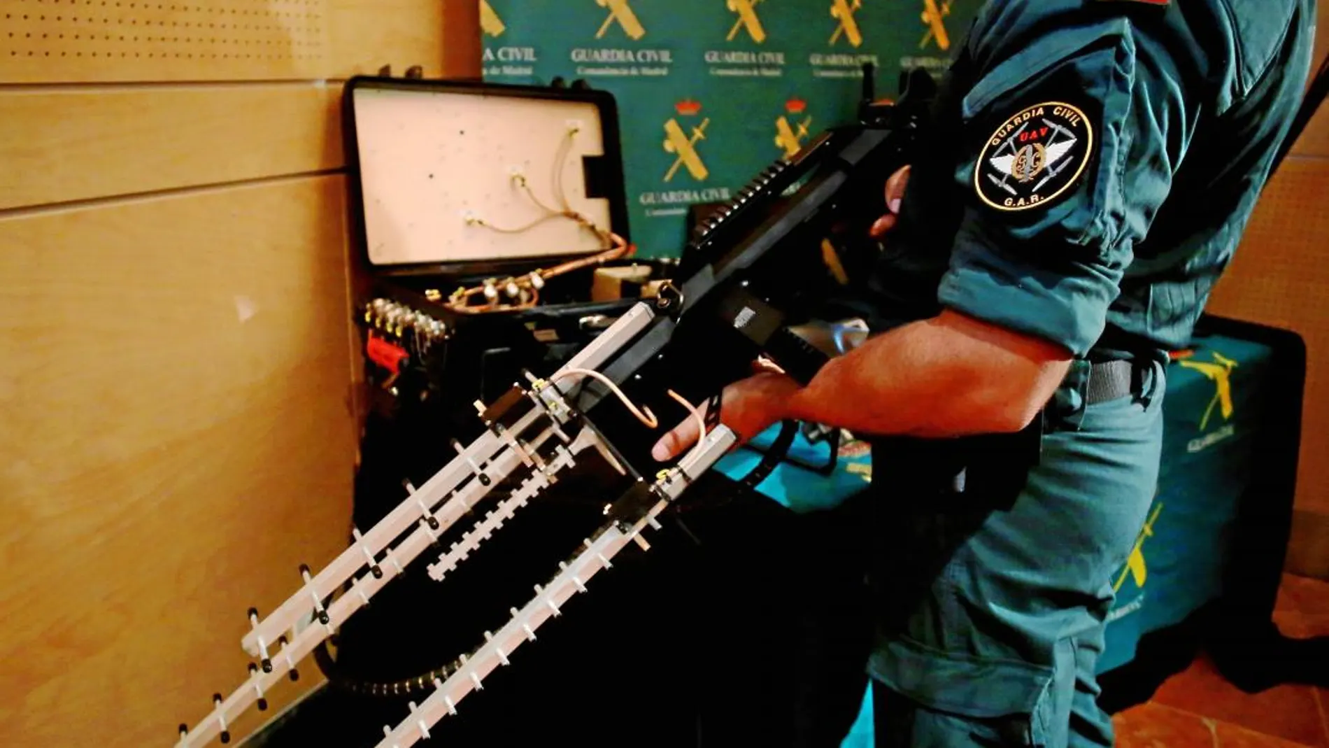 El Guardia Civil sostiene una herramienta con la que inhibir la señal de los drones