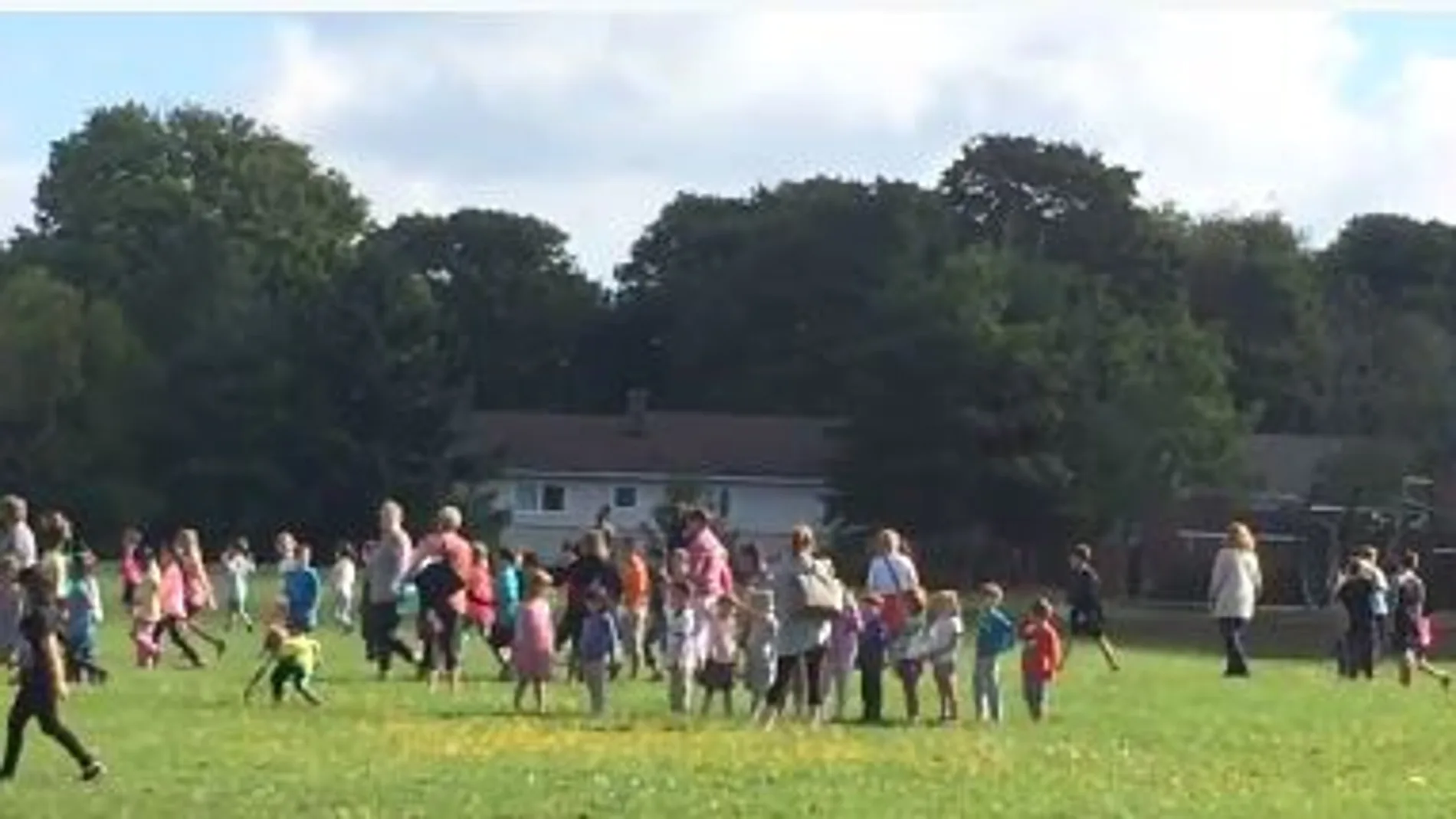 Imagen de la televisión pública de niños saliendo de una escuela