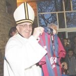 El Papa Francisco, con una camiseta del equipo argentino San Lorenzo