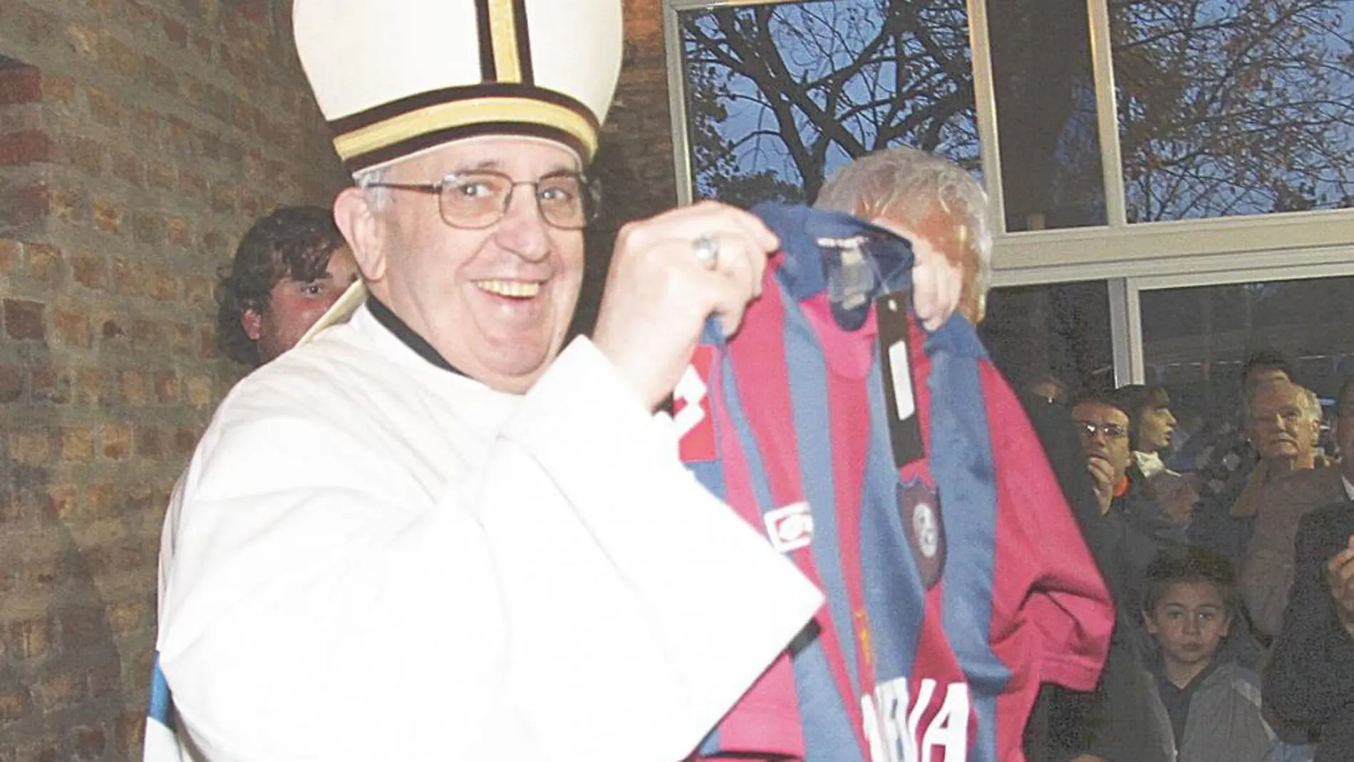 El Papa Francisco, con una camiseta del equipo argentino San Lorenzo