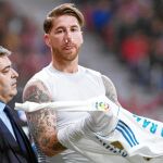 Sergio Ramos se cambia la camiseta con la nariz taponada para evitar la sangre