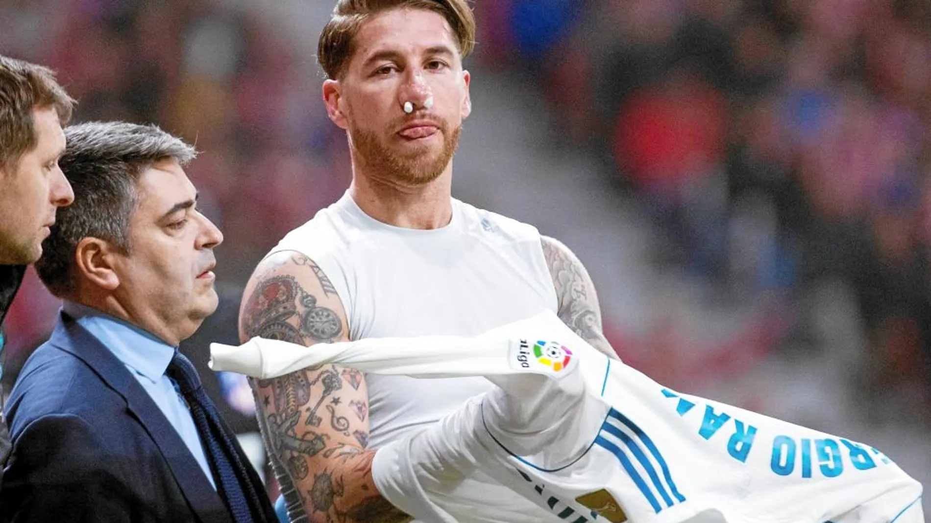 Sergio Ramos se cambia la camiseta con la nariz taponada para evitar la sangre