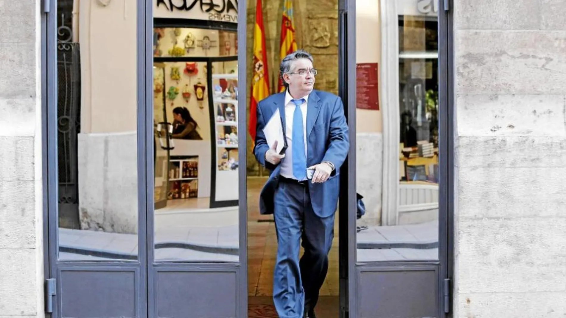 El exconseller de Hacienda, Jose Manuel Vela, saliendo del Palau de la Generalitat