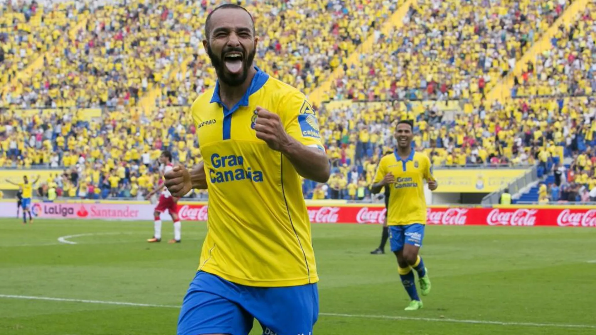 El centrocampista marroquí de la UD Las Palmas Nabil El Zhar celebra su segundo gol