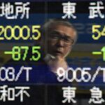 Pantalla que muestra información bursátil en Tokio