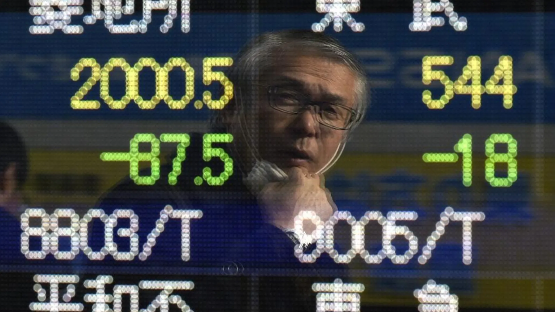 Pantalla que muestra información bursátil en Tokio