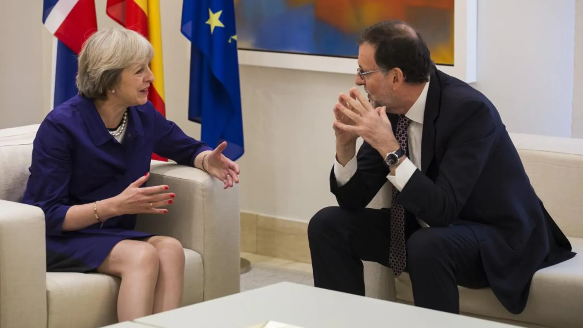 Imagen del último encuentro que mantuvieron el presidente del Gobierno, Mariano Rajoy, y su homóloga británica, Theresa May, en La Moncloa