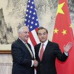 El secretario de Estado de EE UU, Rex Tillerson, junto al ministro chino de Exteriores, Wang Yi.
