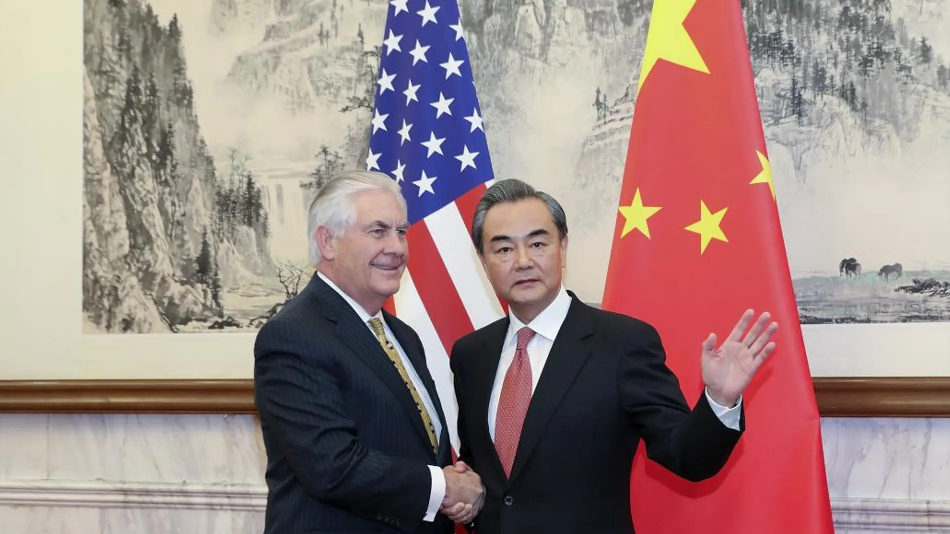 El secretario de Estado de EE UU, Rex Tillerson, junto al ministro chino de Exteriores, Wang Yi.