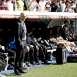 Zidane escucha la ovación del público al inicio del partido en el Bernabéu. Efe