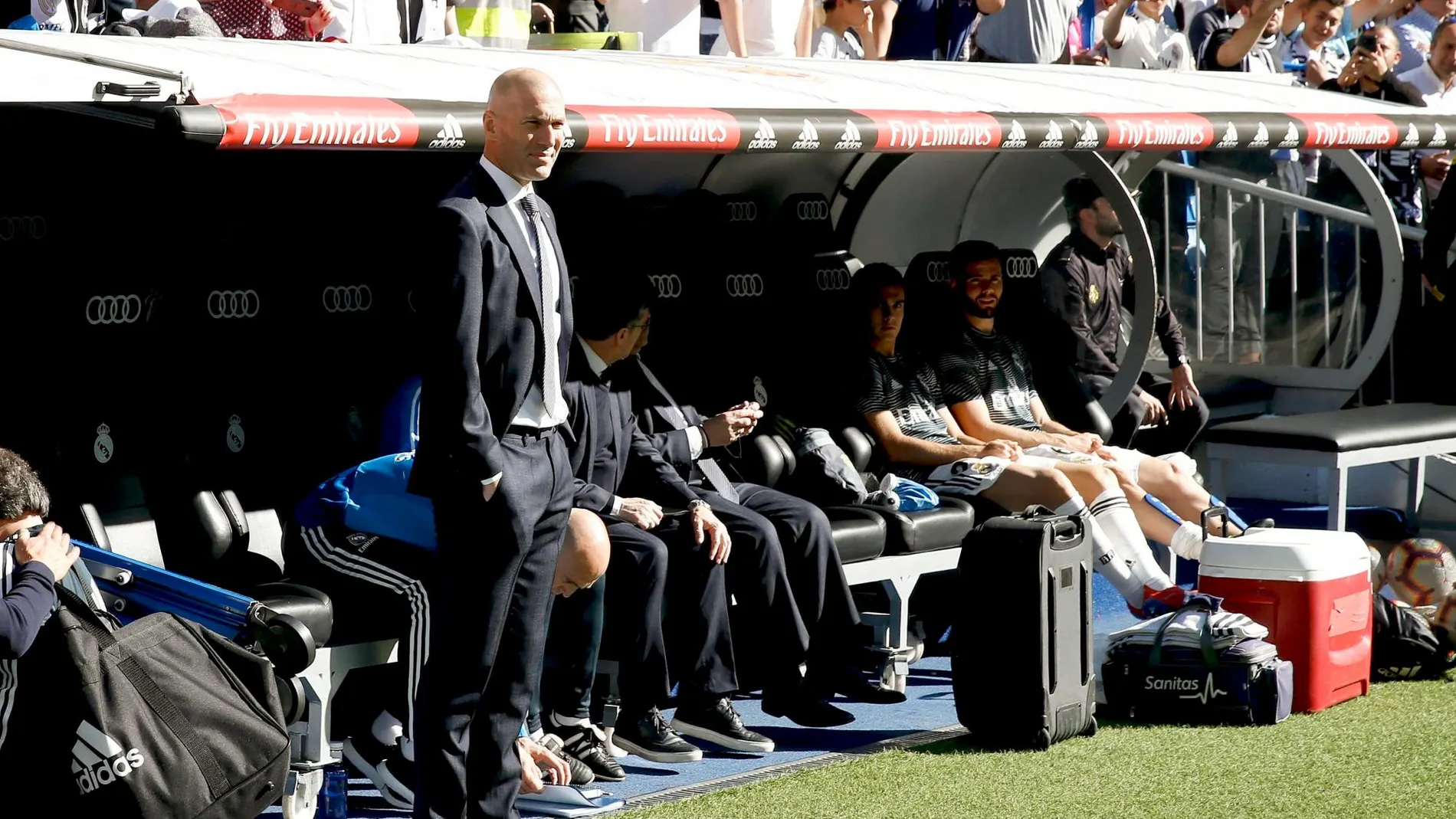 Zidane escucha la ovación del público al inicio del partido en el Bernabéu. Efe