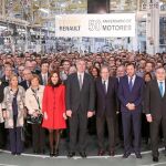 A Foto de familia de las autoridades autonómicas y locales con los trabajadores