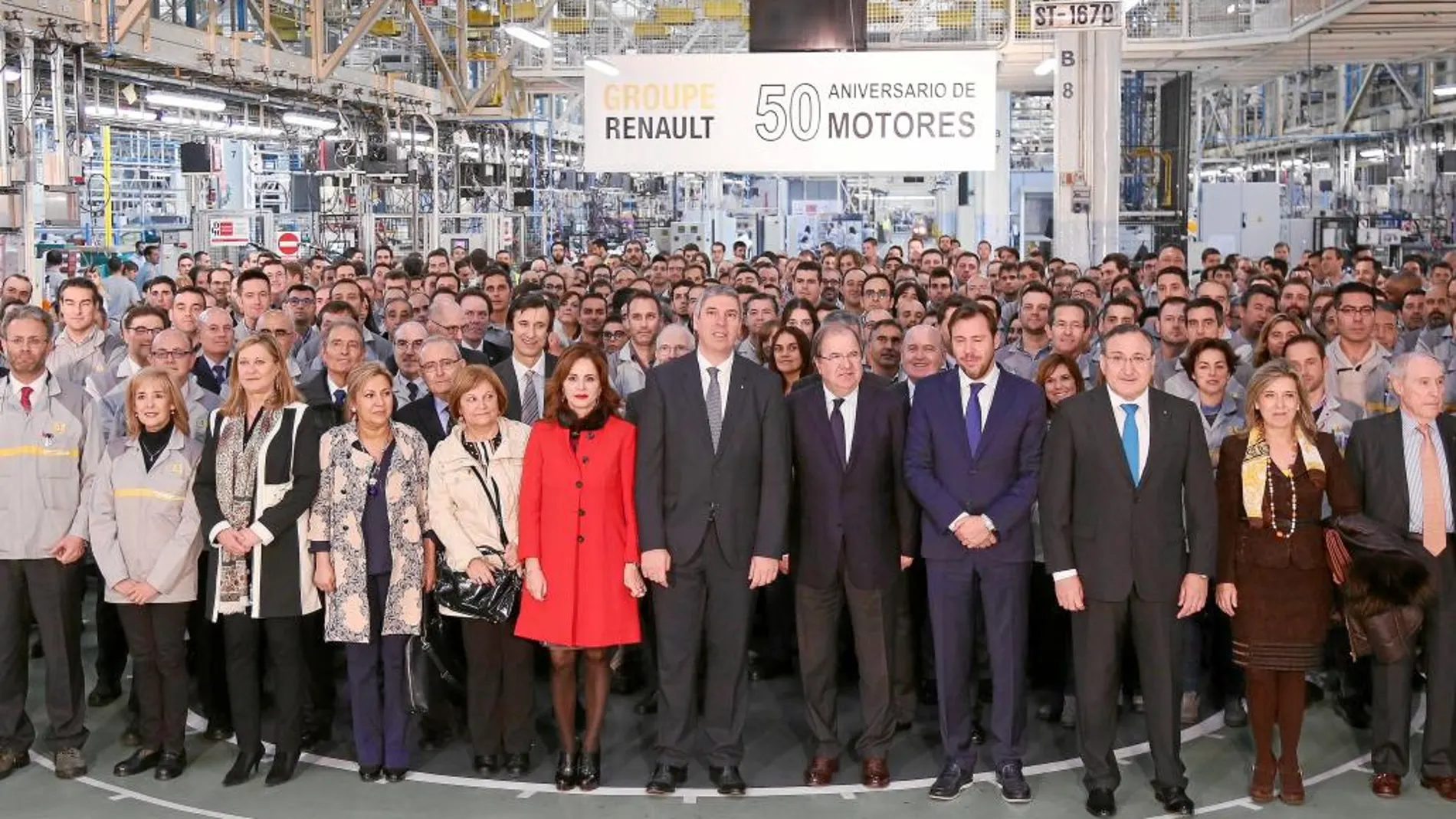 A Foto de familia de las autoridades autonómicas y locales con los trabajadores