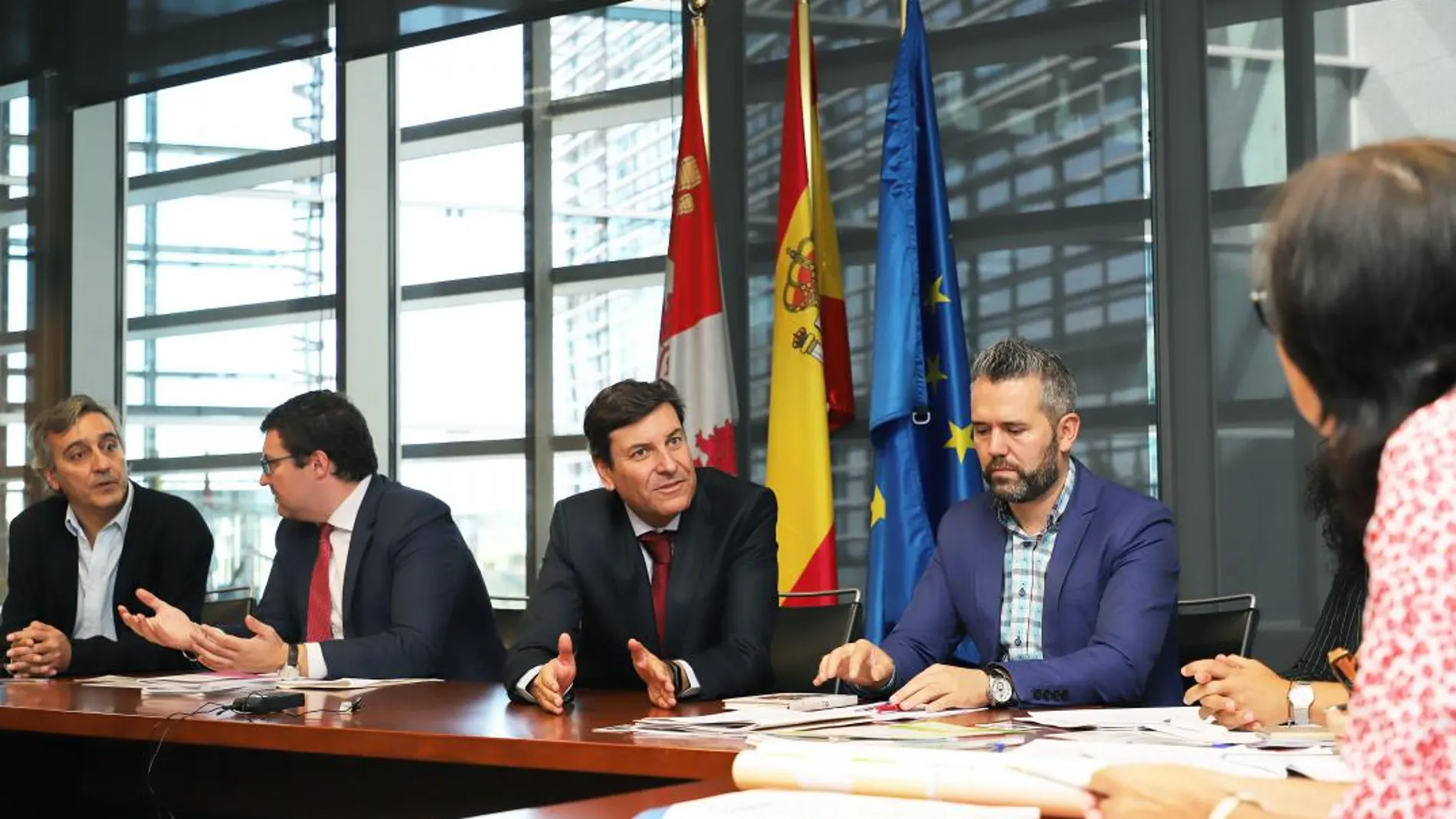El consejero de Empleo, Carlos Fernández Carriedo, preside un encuentro con representantes sociales y económicos de Castilla y León y Portugal