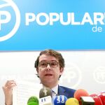 Alfonso Fernández Mañueco enseña a los medios un decálogo con propuestas del PP por el que apuesta