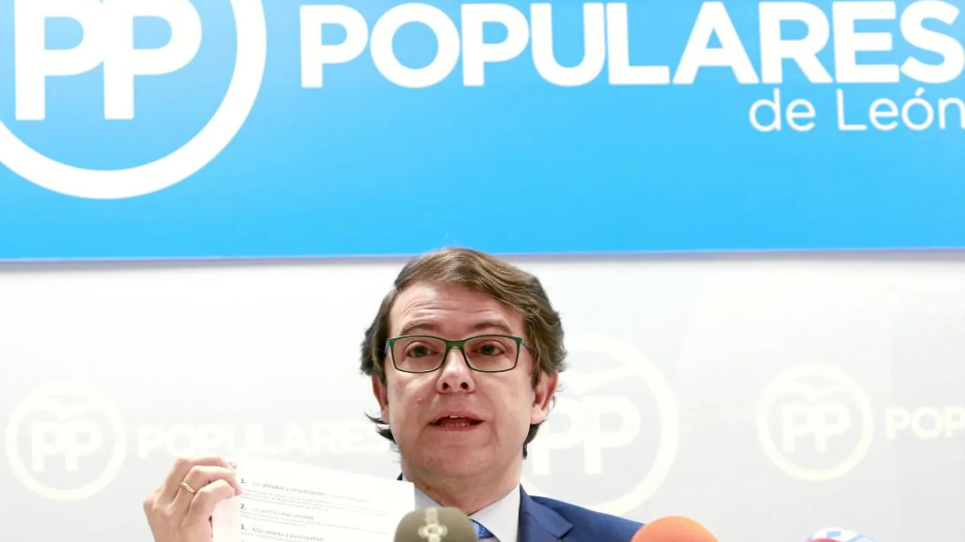 Alfonso Fernández Mañueco enseña a los medios un decálogo con propuestas del PP por el que apuesta