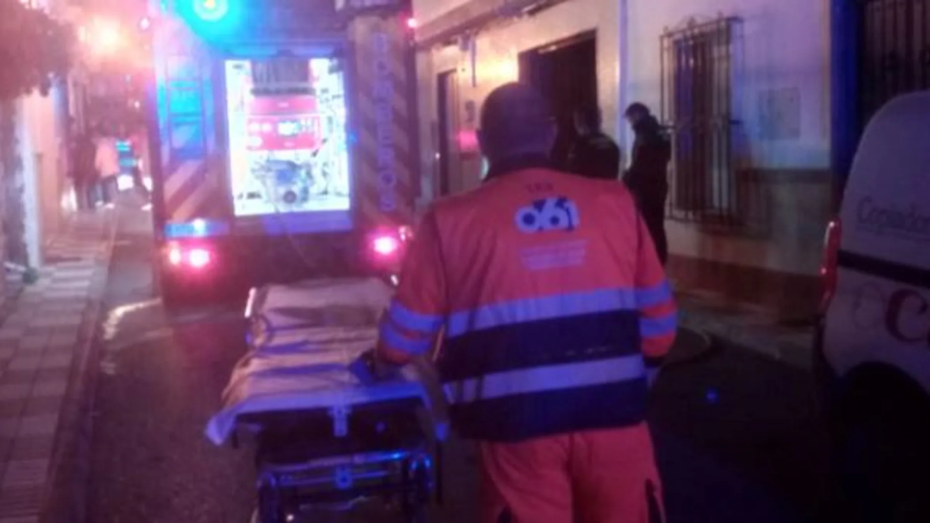 Los servicios de emergencia en la vivienda incendiada / Twitter: 061 Córdoba
