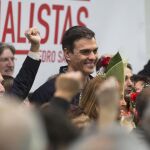 El ex secretario general del PSOE Pedro Sánchez (c), durante un acto público con militantes y simpatizantes en Calasparra (Murcia)