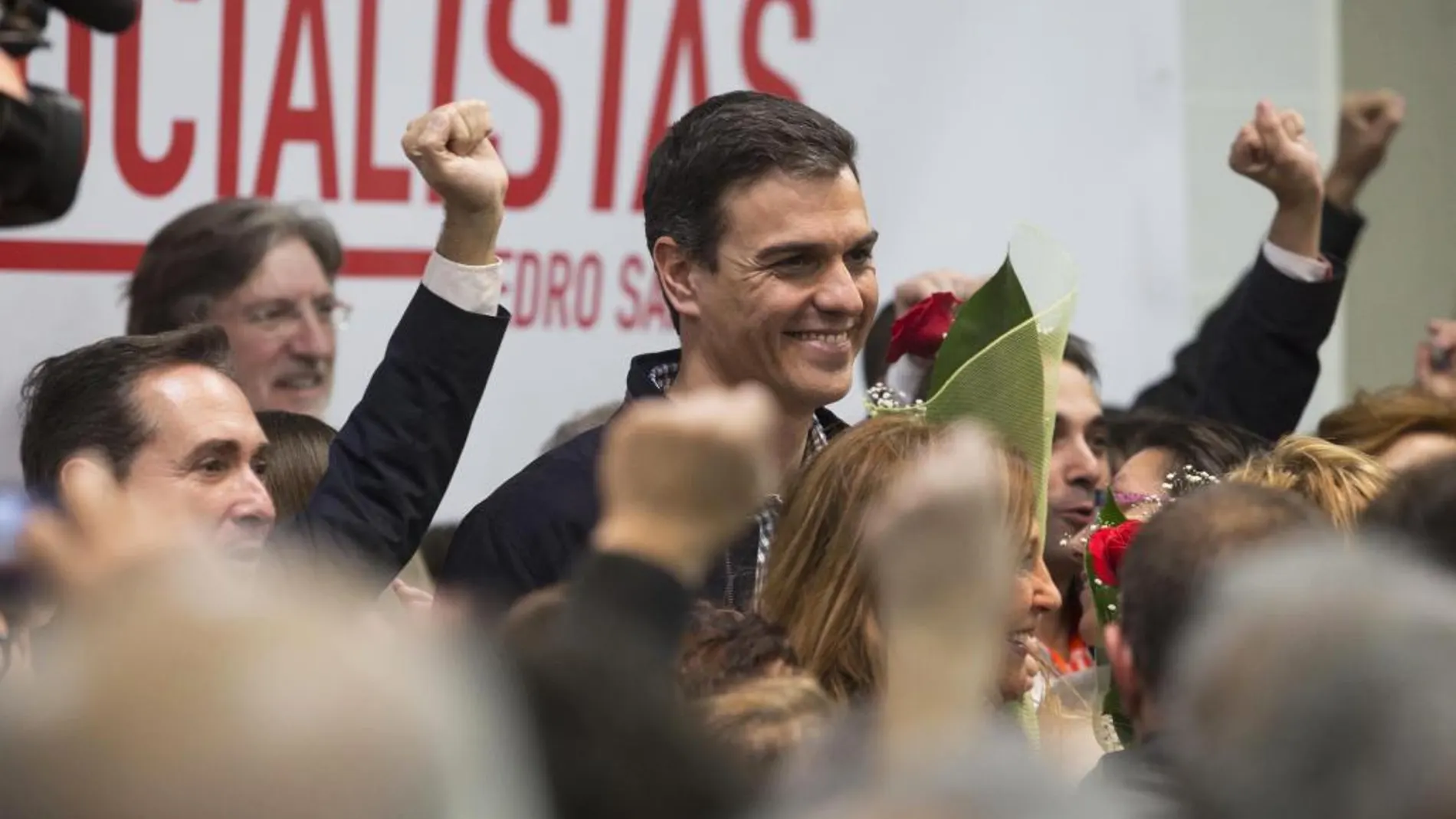 El ex secretario general del PSOE Pedro Sánchez (c), durante un acto público con militantes y simpatizantes en Calasparra (Murcia)