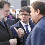Mariano Rajoy, con el presidente y el vicepresidente de Cataluña, Carles Puigdemont y Oriol Junqueras
