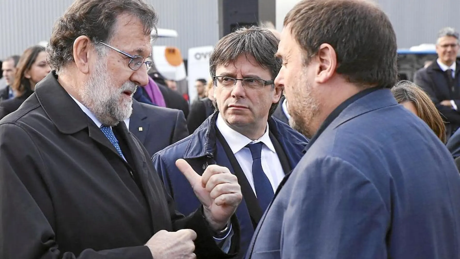 Mariano Rajoy, con el presidente y el vicepresidente de Cataluña, Carles Puigdemont y Oriol Junqueras