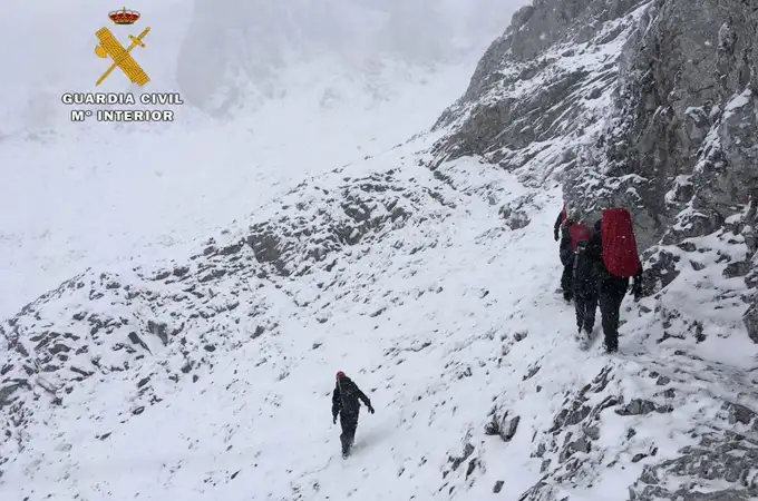 La Guardia Civil rescata el cuerpo de un montañero fallecido en Ribota de Sajambre (León)