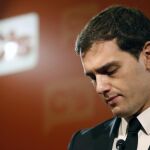 El líder de Ciudadanos, Albert Rivera, durante una conferencia de prensa, hoy en Barcelona, para valorar los atentados de París en la que ha anunciado que va a pedir al PP y al PSOE que su partido se sume al pacto contra el terrorismo yihadista