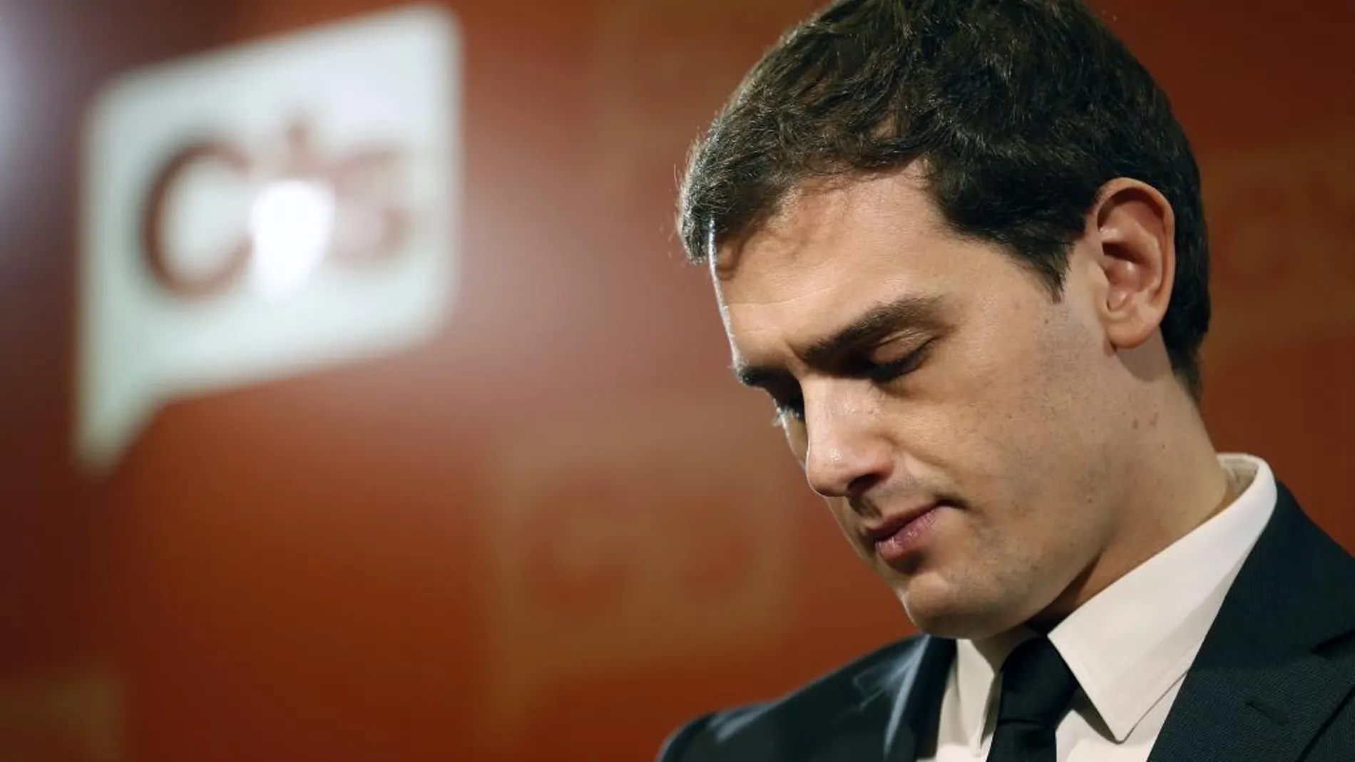 El líder de Ciudadanos, Albert Rivera, durante una conferencia de prensa, hoy en Barcelona, para valorar los atentados de París en la que ha anunciado que va a pedir al PP y al PSOE que su partido se sume al pacto contra el terrorismo yihadista