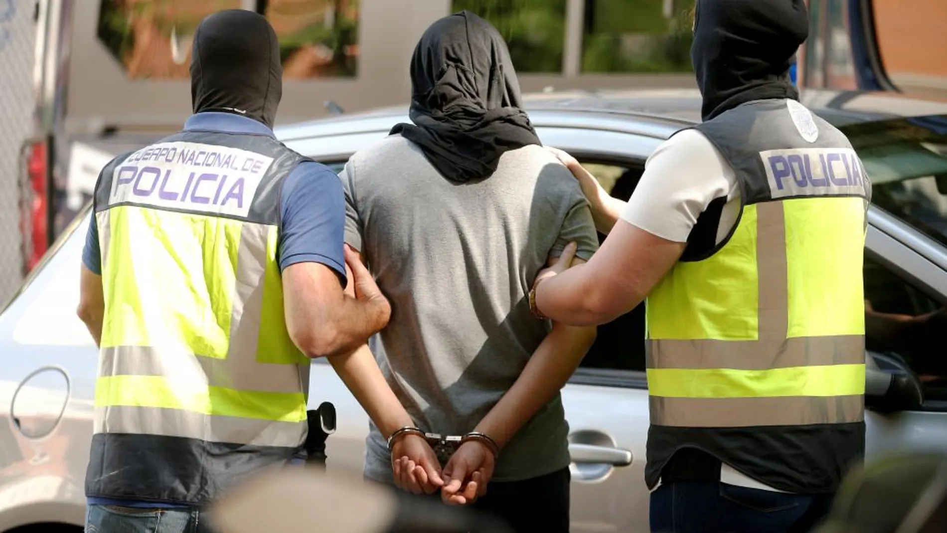 Rachid El Omari, de 32 años y nacionalidad marroquí, custodiado por dos agentes