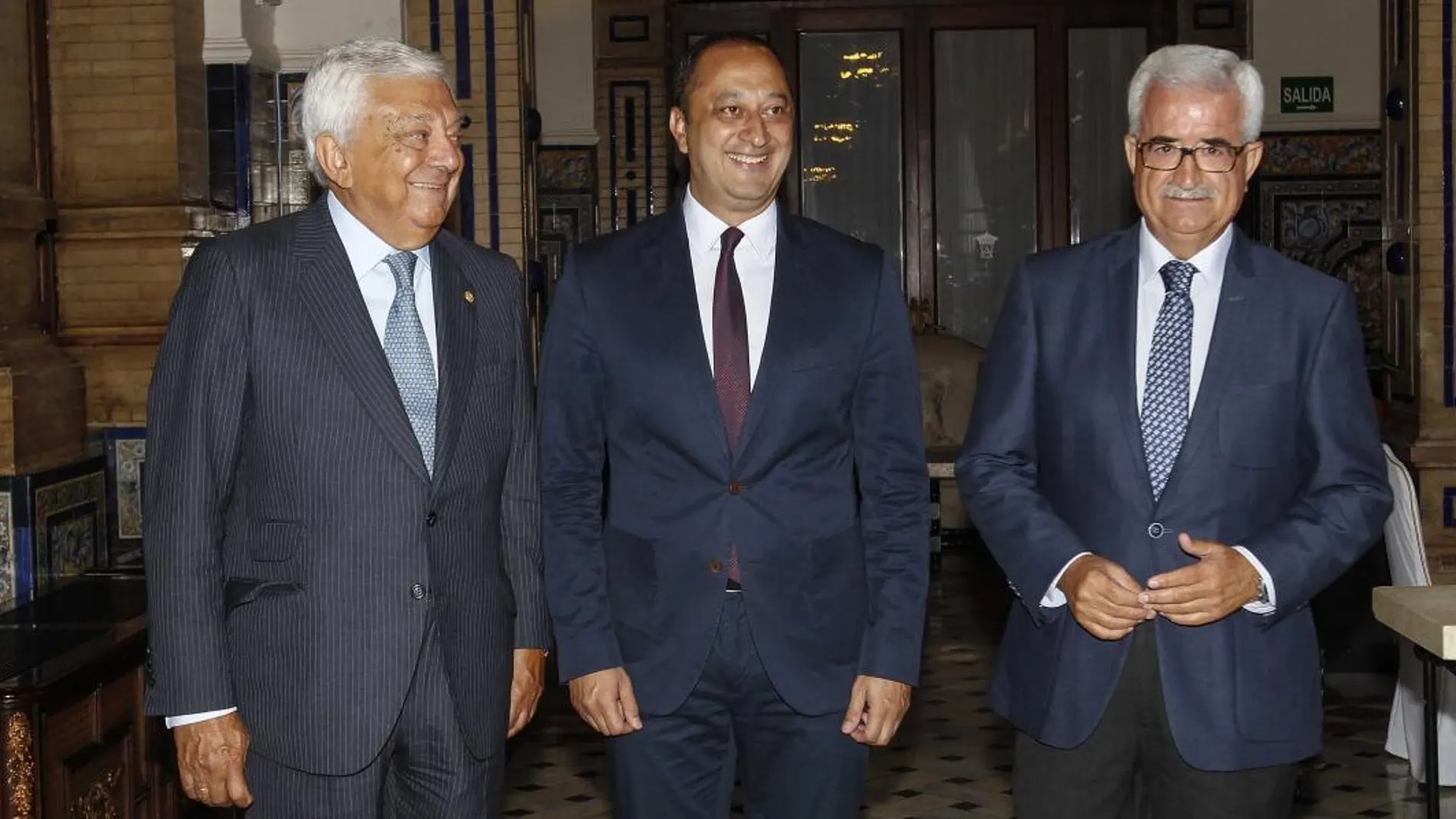 El delegado del Gobierno en Andalucía, Alfonso Rodríguez Gómez de Celis, intervino ayer en el desayuno-coloquio organizado por la Cámara de Comercio, siendo presentado por el vicepresidente de la Junta, Jiménez Barrios / Foto: Manuel Olmedo