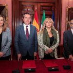 La presidenta de Fakali, Beatriz Carrillo, posa junto al alcalde, Juan Espadas, y otros miembros de la federación y del consistorio hispalense / Foto: Manuel Olmedo