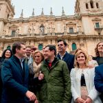 El presidente del PP, Pablo Casado, (2 izq.) y el presidente de la Junta, Juanma Moreno (c), dieron ayer un paseo por Jaén / Foto: Efe
