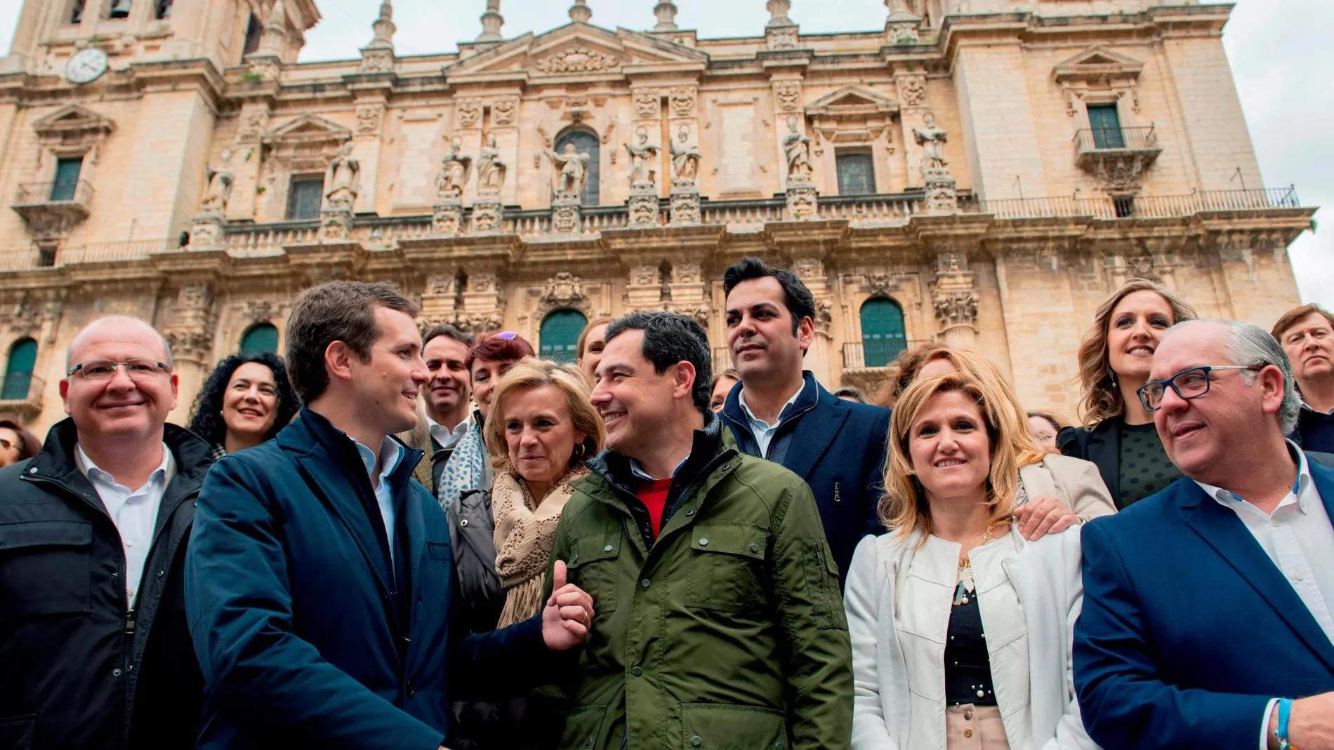 El presidente del PP, Pablo Casado, (2 izq.) y el presidente de la Junta, Juanma Moreno (c), dieron ayer un paseo por Jaén / Foto: Efe