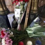 Velas y flores en homenaje a Bruce Hampton.