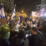 Un grupo de israelíes se manifestaron en Tel Aviv portando banderas de su país / Ap