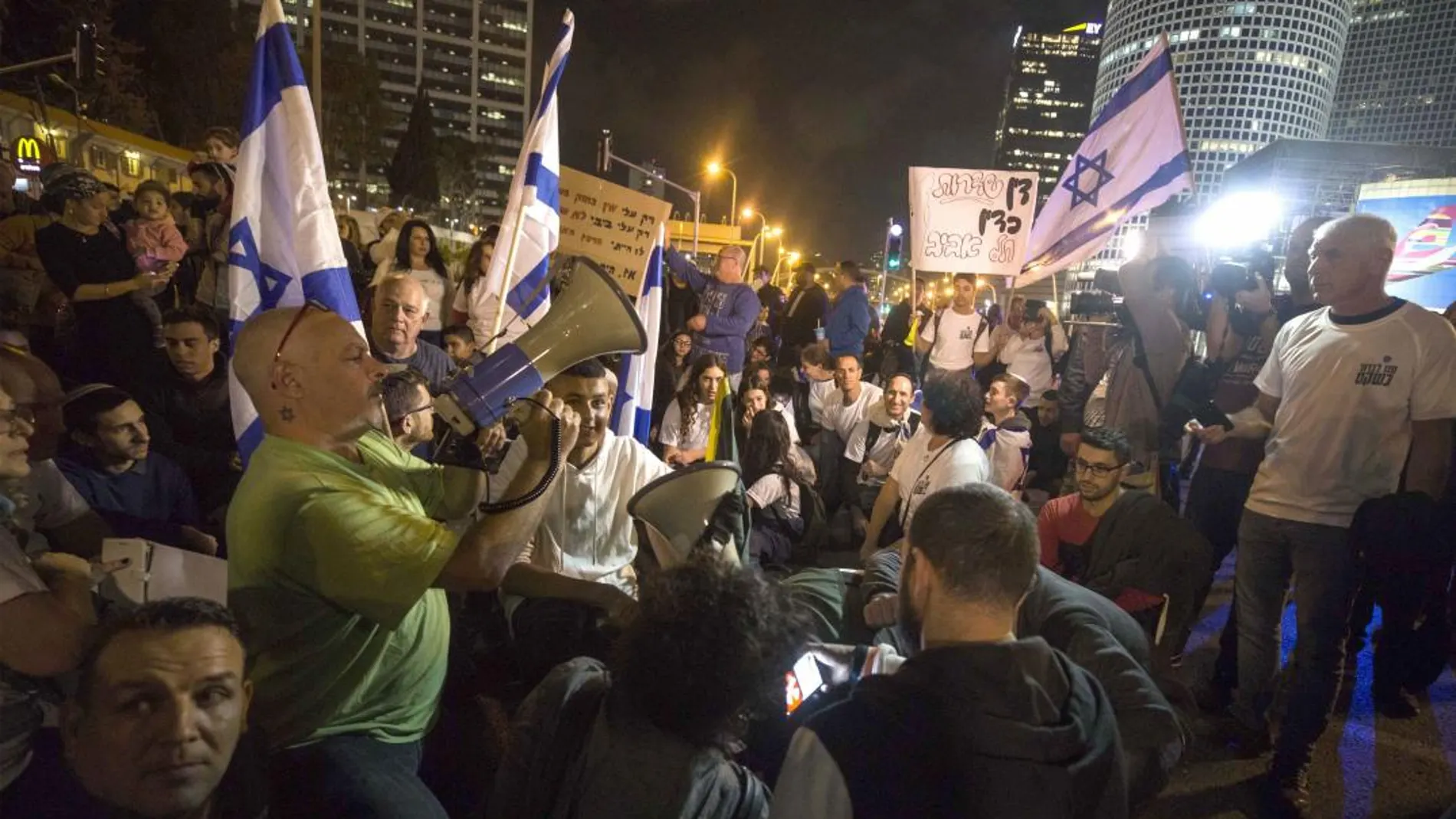 Un grupo de israelíes se manifestaron en Tel Aviv portando banderas de su país / Ap