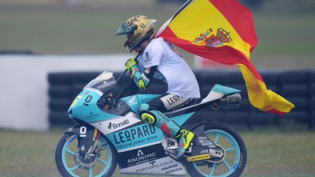 Joan Mir celebra la victoria y el campeonato en Australia con una bandera de España